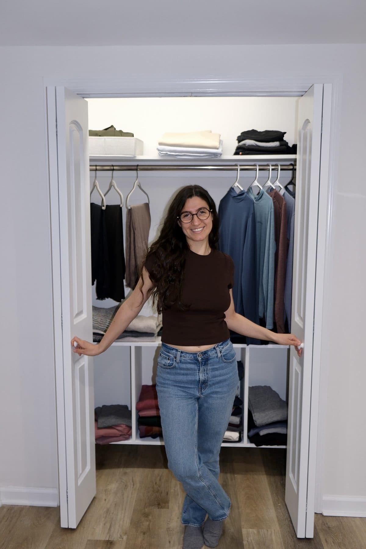 Annalisa, IZEN professional home organizer, welcoming you into a freshly organized closet